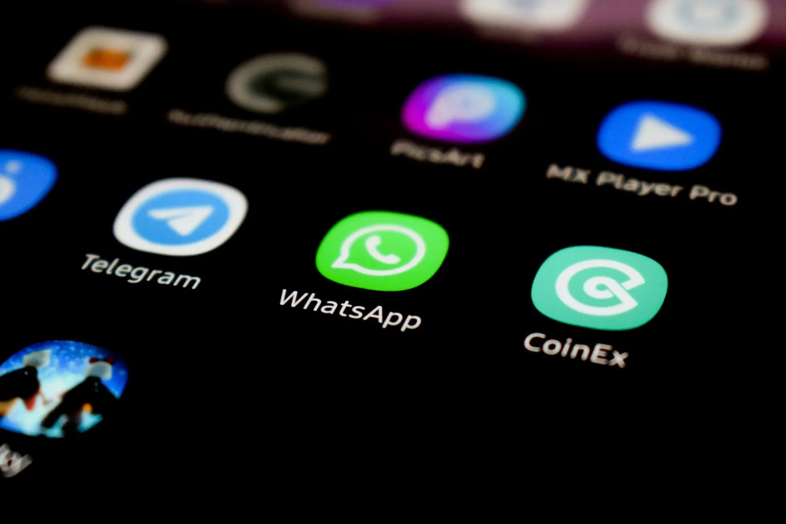 מסך טלפון עם אפליקציית WhatsApp בין שאר האפליקציות